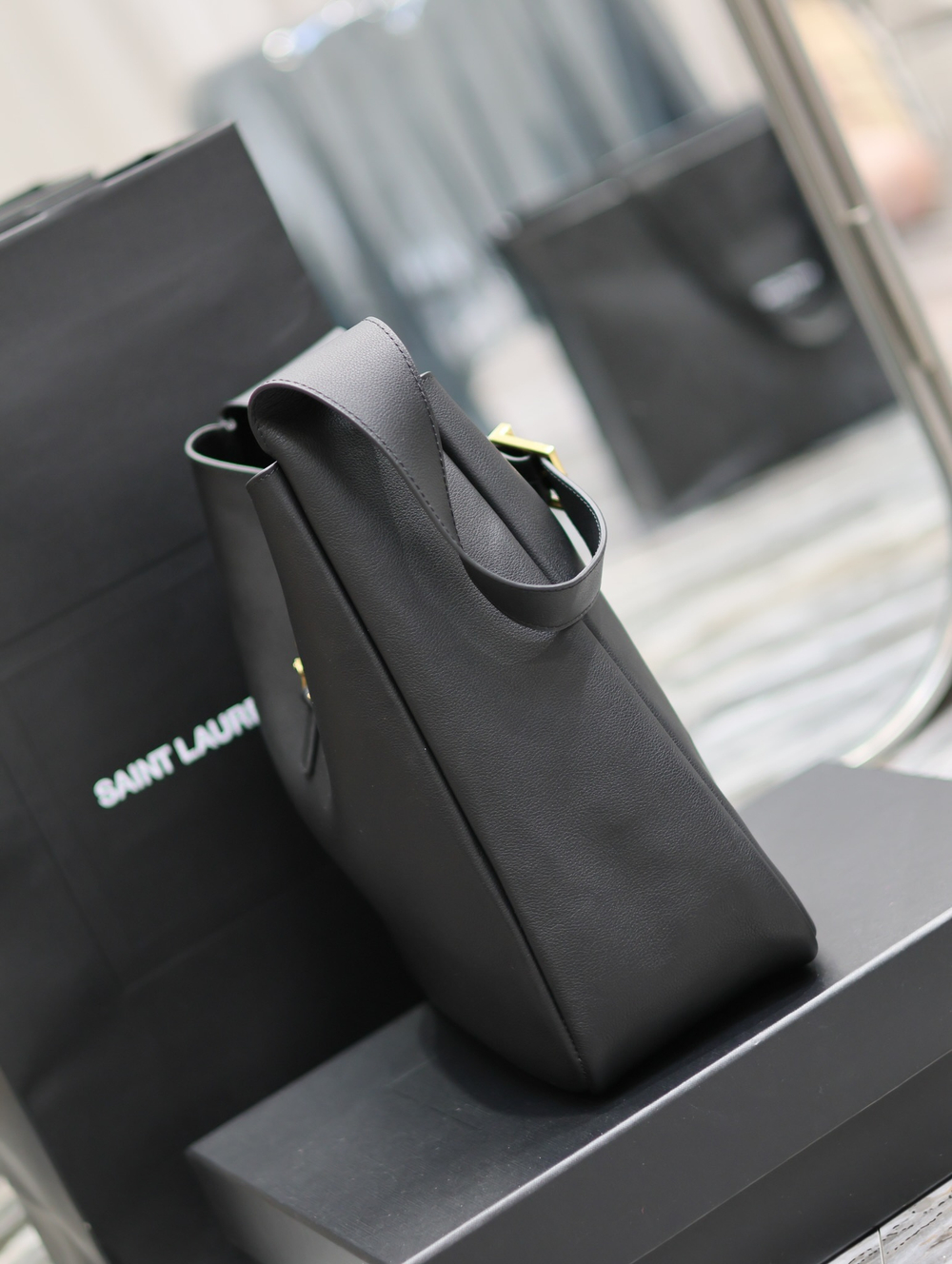 Saint Laurent Large Le 5 A 7 Supple 31 cm
