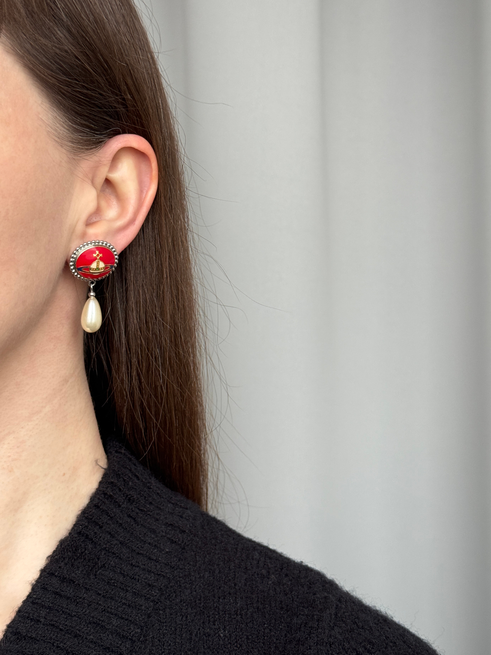 Серьги с красной эмалью и «жемчугом» Vivienne Westwood (только онлайн)