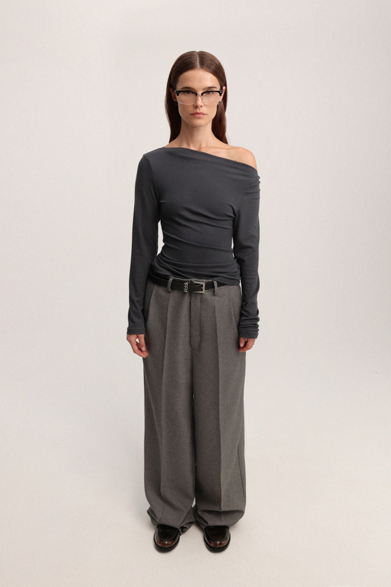 Лонгслив с асимметричным вырезом