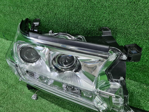 Фара правая Toyota Land Cruiser 200 2015-2021 LED