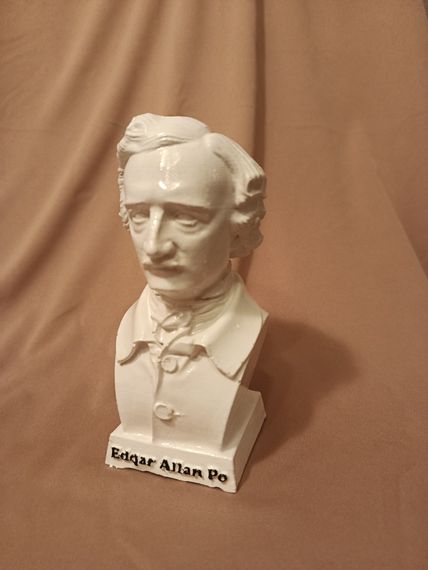 Edqar Allan Po Büstü
