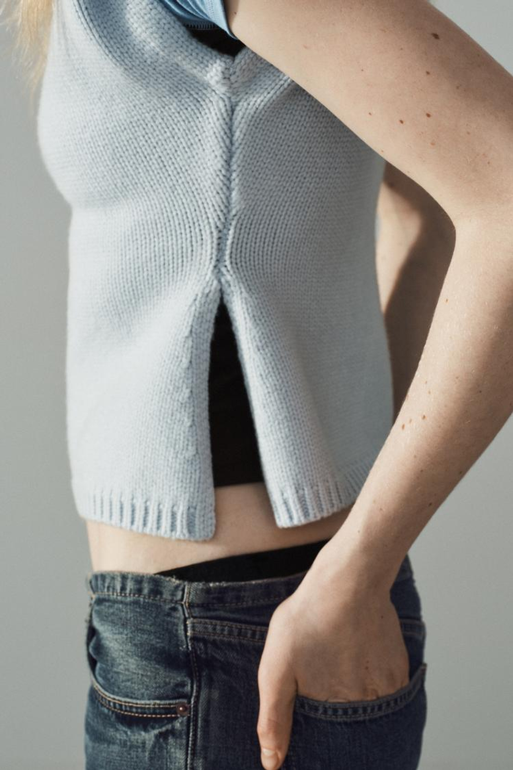 ZARA ТРИКОТАЖНЫЙ ЖИЛЕТ С АКЦЕНТНЫМИ ПЛЕЧАМИ, СИНИЙ