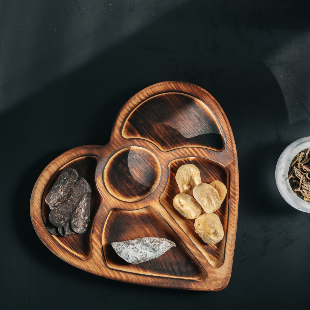 Деревянная менажница из кедра для подачи блюд и закусок "Сердце"