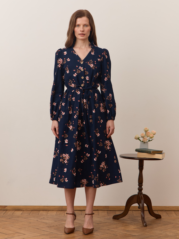 Платье с воротником стойкой