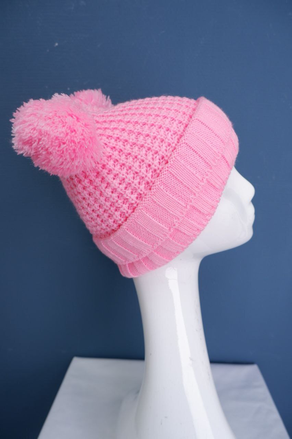 Шапка розовая с двумя помпонами
