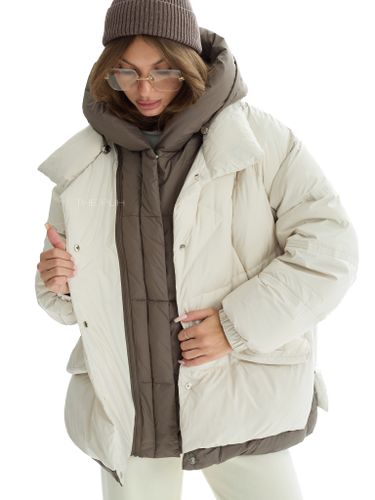 Женский бело-коричневый многослойный пуховик