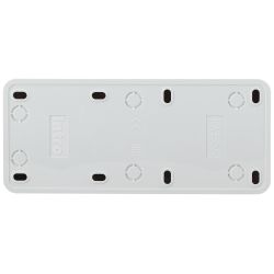 Розетка Intro Quadro 2-206-01 с заземлением тройная 3х2P+E 16А-250В IP20 ОУ белый | Intro Quadro