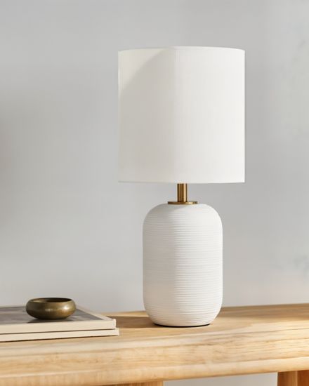 Белая настольная лампа "Гретта"