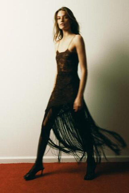 ZARA ПЛАТЬЕ НА БРЕТЕЛЯХ С КРУЖЕВОМ И БАХРОМОЙ, КОРИЧНЕВЫЙ