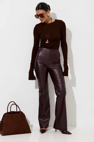 Брюки клеш из экокожи цвета вишни в шоколаде