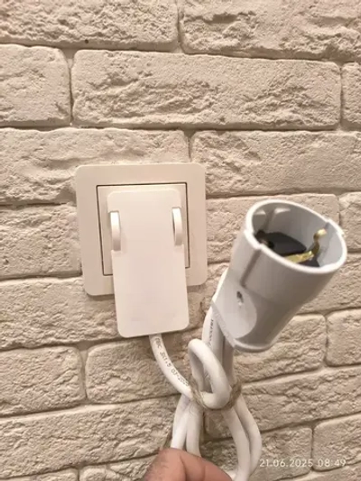 Удлинитель электрический с плоской, потайной вилкой (за шкаф) 1 розетк 1 Метр 3500 Ватт с заземлением