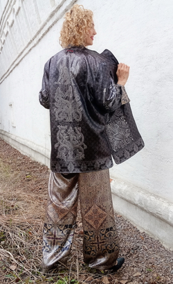 Комплект (двусторонний жакет и брюки) «Вечернее серебро» (коллекция "Сны белого камня"), по мотивам белокаменной резьбы домонгольских соборов Владимирской земли