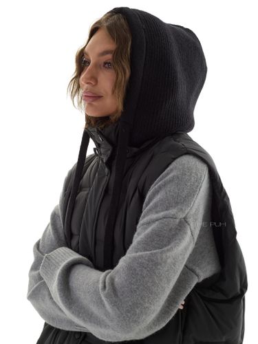 Черный пуховый жилет с вязаным капюшоном