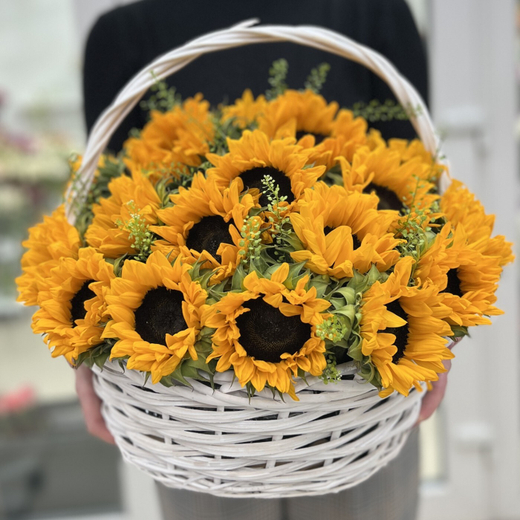 Композиция из подсолнухов в корзине "Twin Suns"
