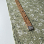 Муслин Соцветия ромашек на зелёном фоне