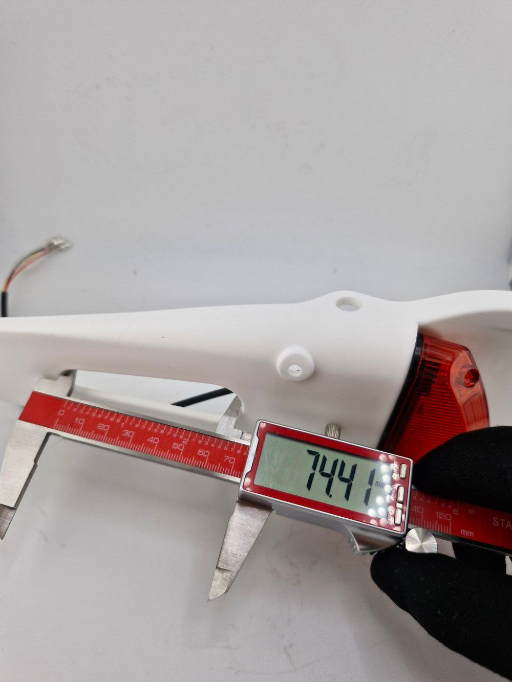 Крыло заднее универсальное со стоп-сигналом (белое) для мотоцикла, питбайка, мопеда