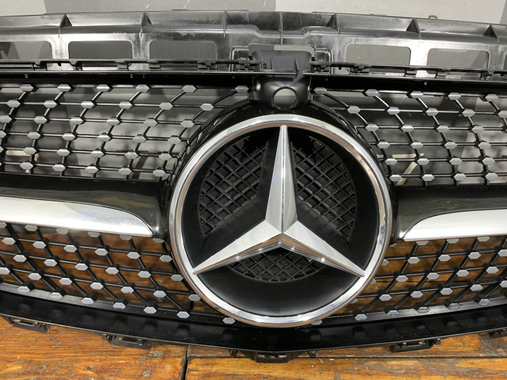 Решетка радиатора Mercedes E (W213 C238) 16-21 БУ A2388881400