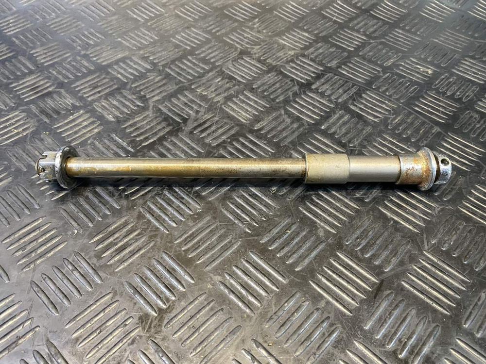 Ось заднего колеса Suzuki Intruder VS750 VR51A