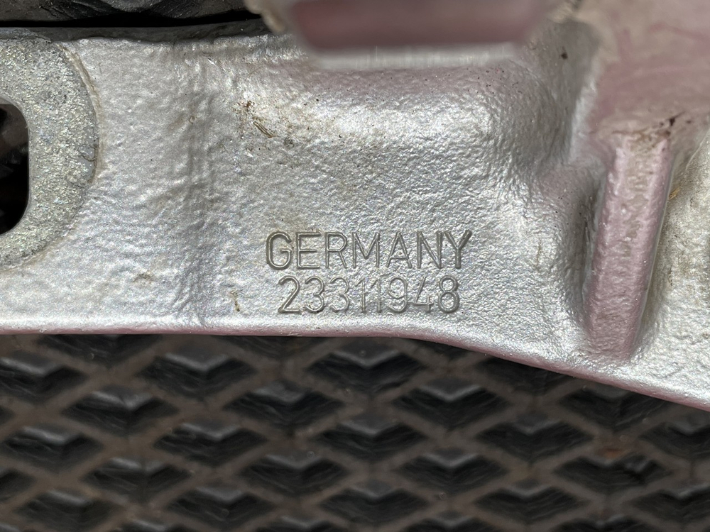 Петля двери правой