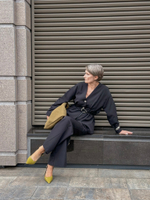 Костюм приталенного силуэта со спущенным рукавом