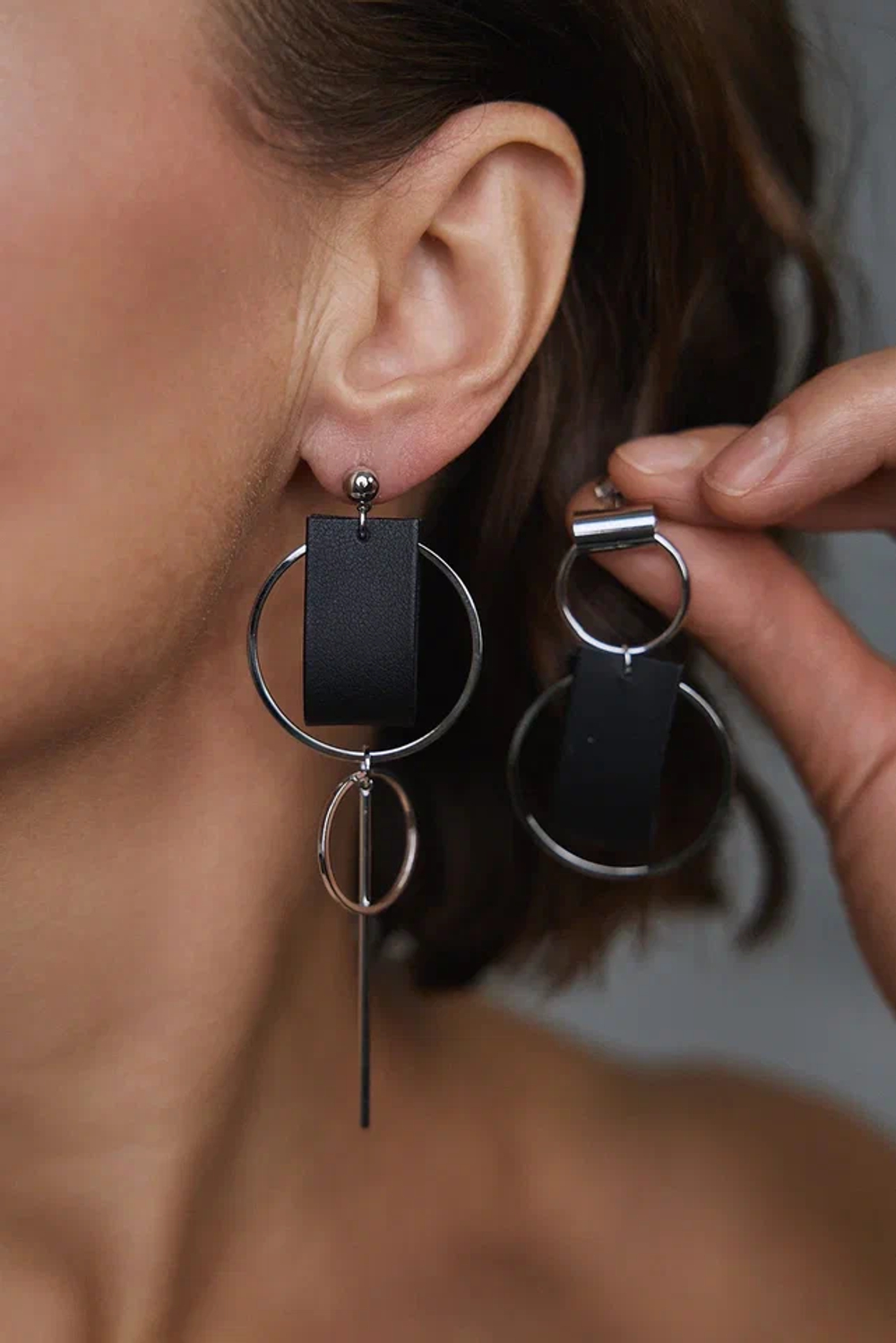 Серьги асимметричные пусеты круги с черной кожей, оттенок серебро