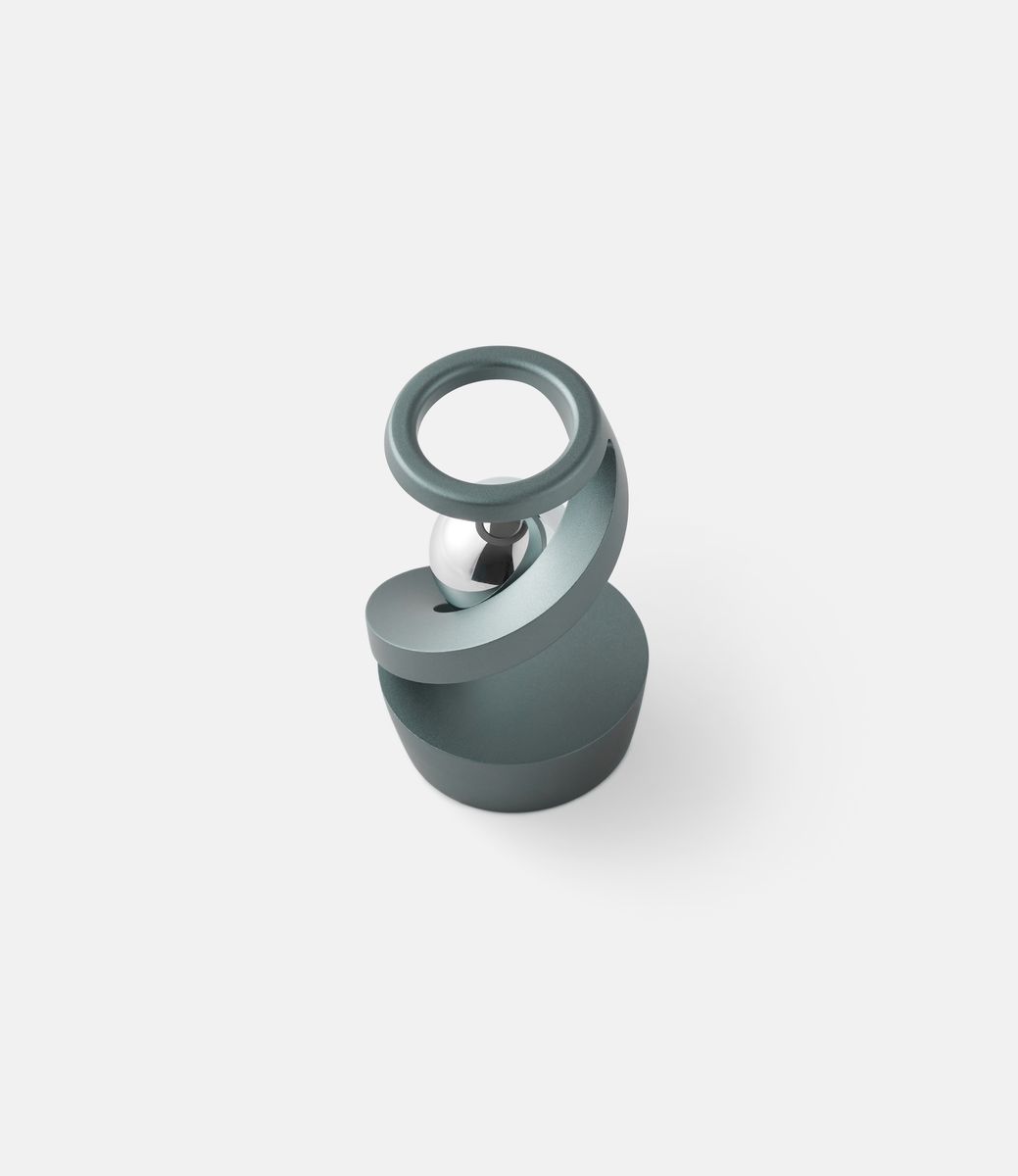 Mezmoglobe Luna Dark Titanium — кинетическая настольная скульптура
