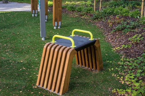 Скамейка с поручнями