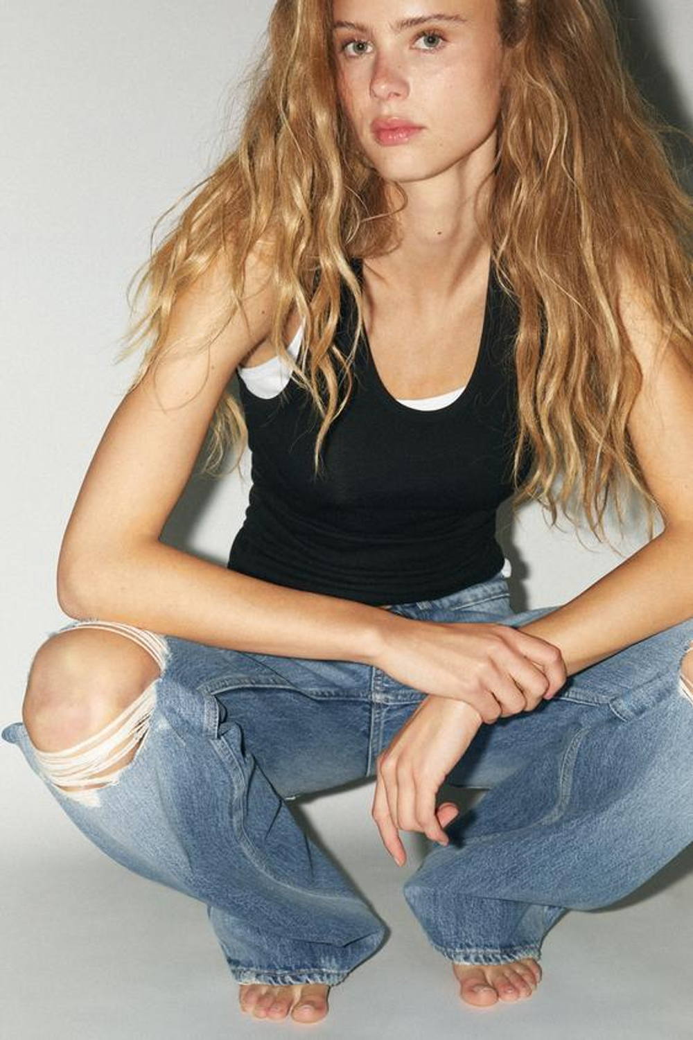 ZARA ДЖИНСЫ РВАНЫЕ TRF СО СРЕДНЕЙ ТАЛИЕЙ, СИНИЙ