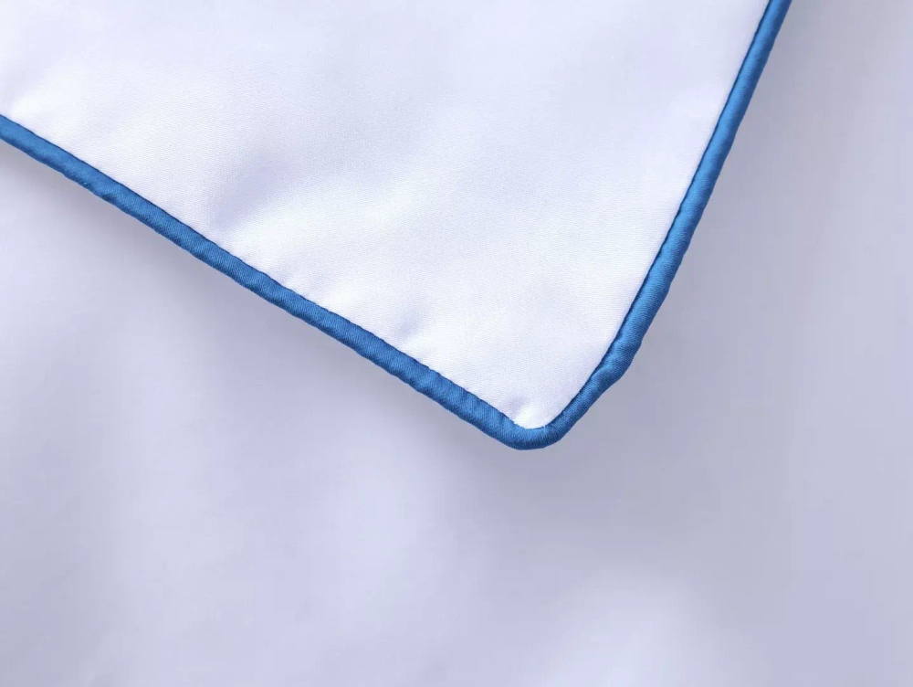 Постельное белье семейное Mollen белое с васильково-синим кантом