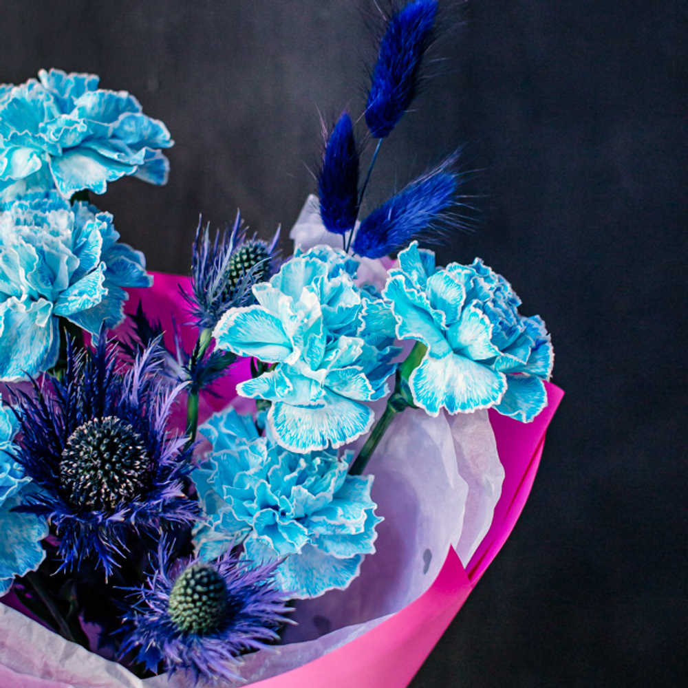 16. Оригинальный букет с эрингиумом и диантусами