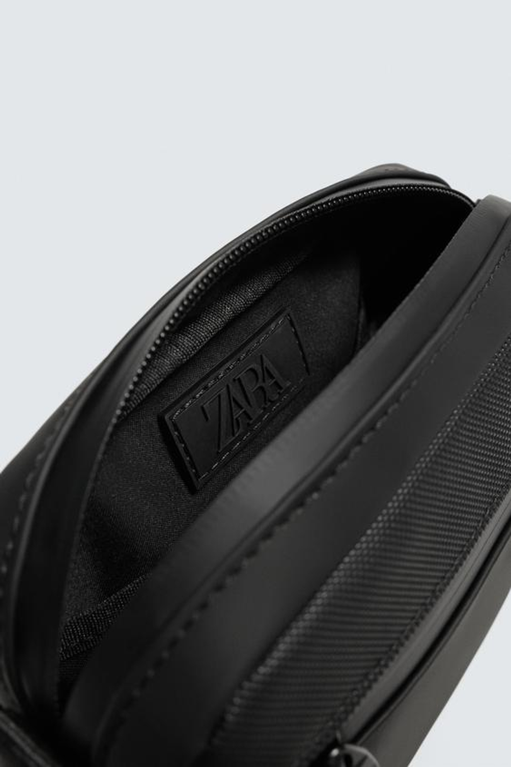 ZARA ПРОРЕЗИНЕННАЯ СУМКА С РЕЛЬЕФНОЙ ТЕКСТУРОЙ, ЧЕРНЫЙ