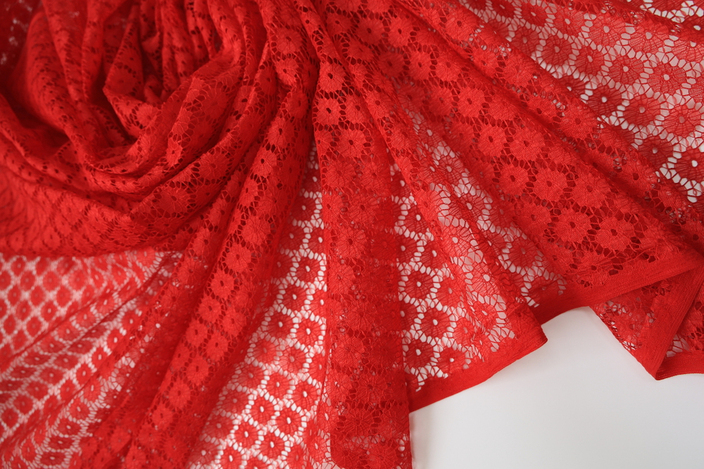 Гипюр красный