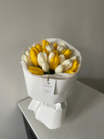 Букет из 25 белых и желтых тюльпанов