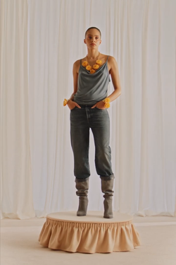 ZARA X MARISA BERENSON МАКСИ-БРАСЛЕТ В ВИДЕ ЦВЕТКА ИЗ МЕТАЛЛА И СМОЛЫ, ЗОЛОТИСТЫЙ