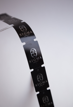 Печать серебряным цветом на черных бирках 30*50,8. от 500 шт