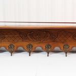 Резная настенная вешалка с бронзовыми крючками в виде фигур