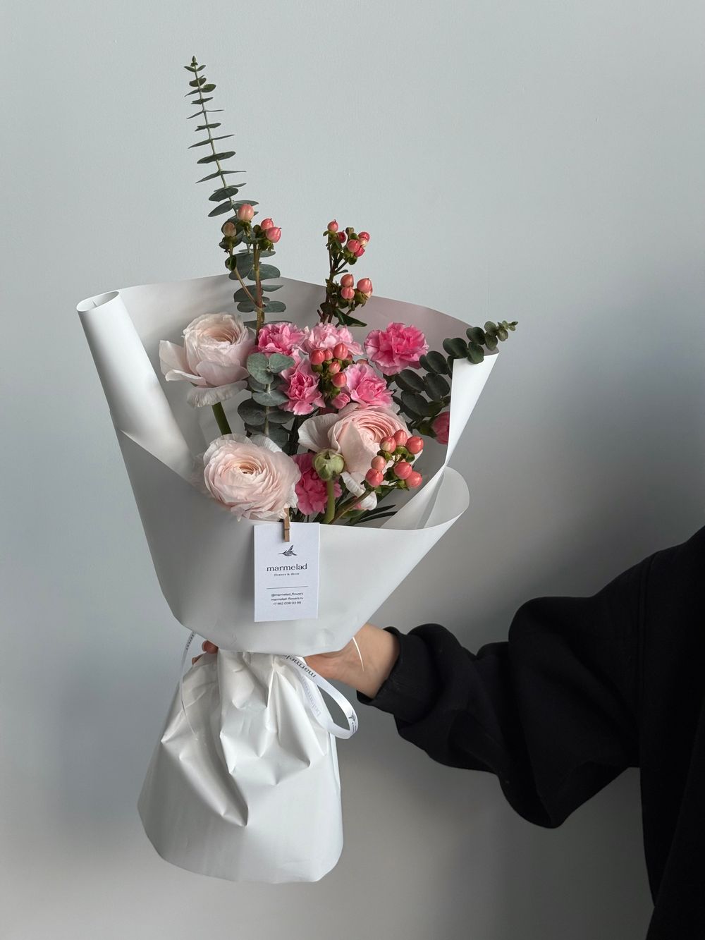 Сборный букет из гиперикума, ранункулюсов, кустовых диантусов и эвкалипта