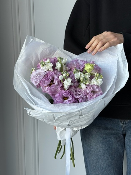 Букет из лизиантуса и кустовой маттиолы