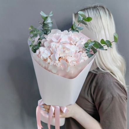 Букет с розовой гортензией и эвкалиптом
