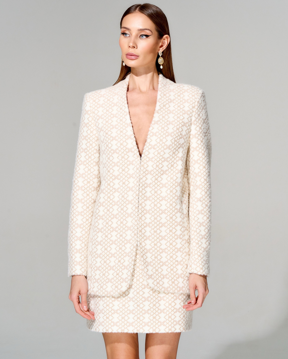 Костюм с юбкой длины мини