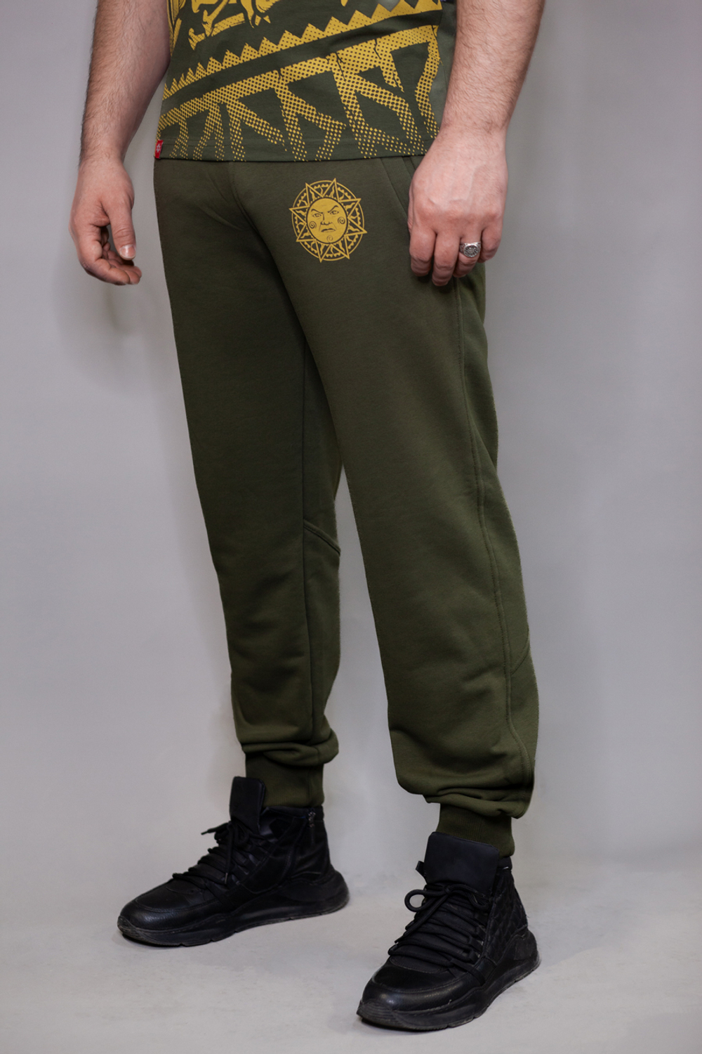 Спорт-брюки Варгградъ мужские хаки жёлтые «Солнце за нас-2» без начёса