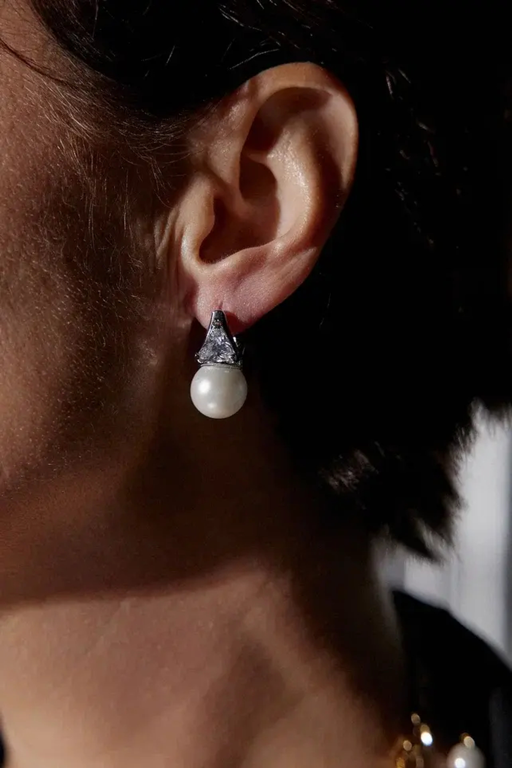 Серьги жемчужины на треугольной швензе с кристаллами, оттенок серебро