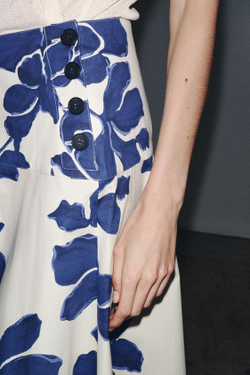 ZARA ЮБКА-МИДИ С ЦВЕТОЧНЫМ ПРИНТОМ ZW COLLECTION, ЭКРЮ/СИНИЙ