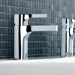 Смеситель для раковины Steinberg Серия 210 с керамическим картриджем, со сливным гарнитуром 1 1/4“, с гибкими шлангами 3/8“, хром 210 1000