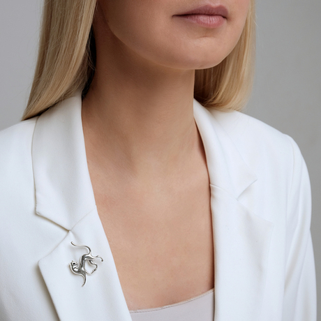 "Кошка" брошь в серебряном покрытии из коллекции "Животные" от Jenavi с замком булавка