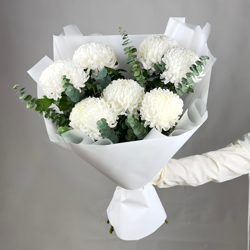 Букет цветов из 7 белых одноголовых хризантем Бигуди