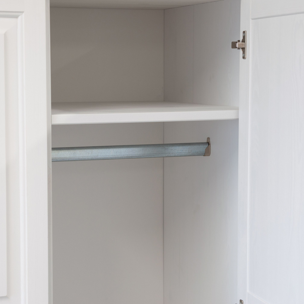 Шкаф для одежды распашной белый Харви двухдверный деревянный со штангой и полками, шкаф для вещей в прихожую и спальню с филенкой в викторианском стиле из массива сосны