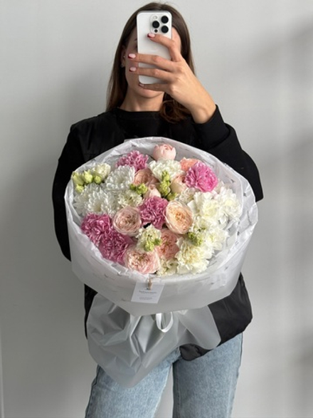 Букет из кустовых пионовидных роз, кустовых пионовидных роз и лизиантуса