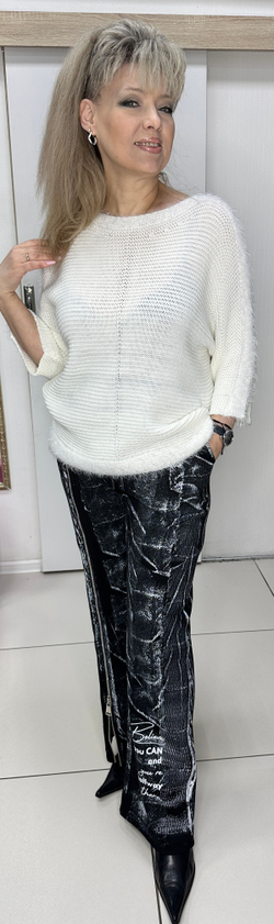 Черные с белым принтом брюки-палаццо и молнией по одной ножке