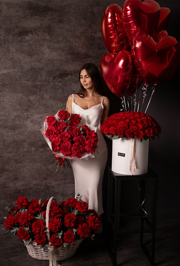 СЕТ «Французских роз и эвкалипт в букете, роскошная корзина из красных французских роз и ароматного эвкалипта, шляпная и коробка из 101 красной розы премиального сорта и охапка шаров в форме сердца»
